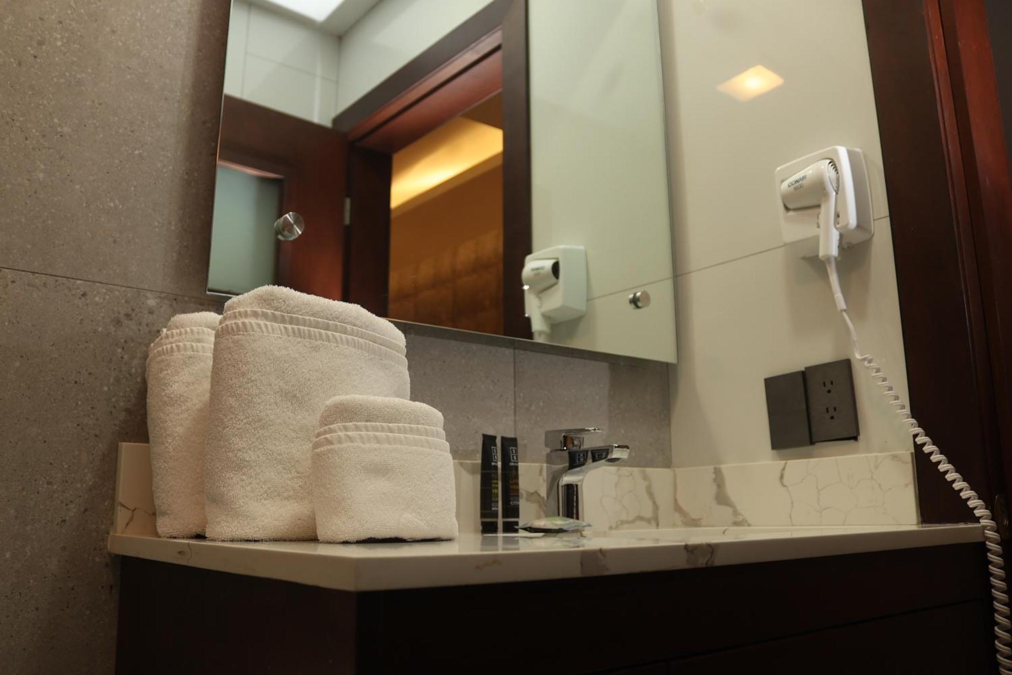 Hotel Wellintown Тихуана Экстерьер фото